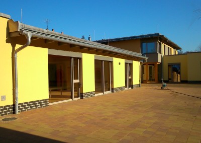 Neubau Kindergarten Elsterufer in Greiz. Die großen Fensterfronten und Terrassenflächen brauchten, um das gesamte Gebäude, dringenden Sonnenschutz für die "Kleinsten".