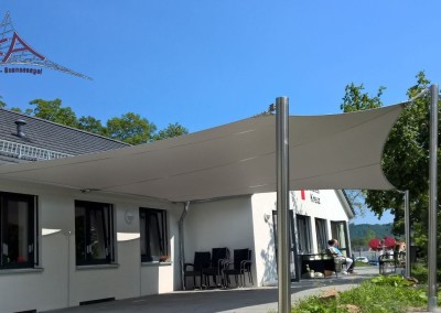 Erfolgreiche Umsetzung, zur Beschattung der Terrasse, mit einem ca. 40m² großem Saisonsegel aus Soltis 96 in Farbe grau.
